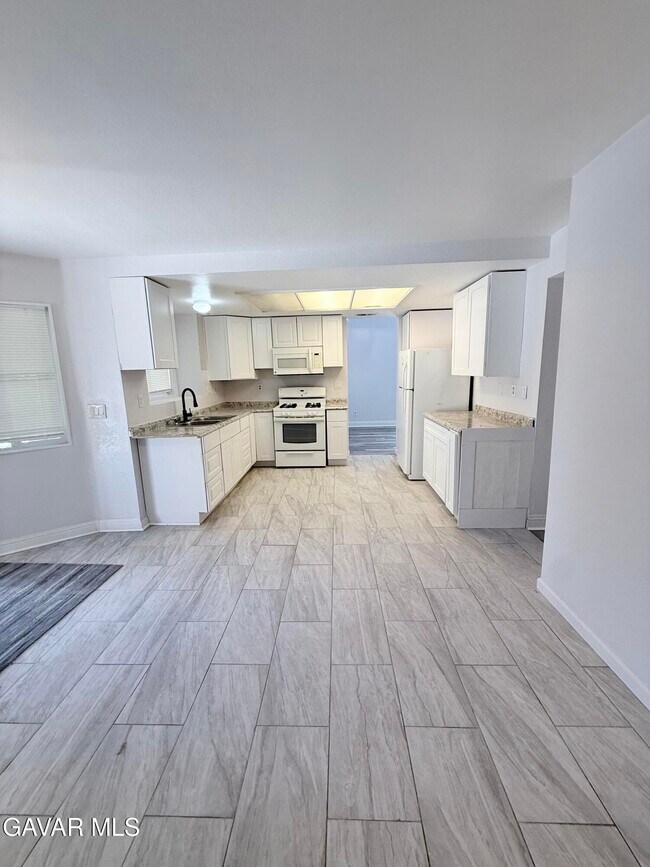 Building Photo - 2634 Avoca St
