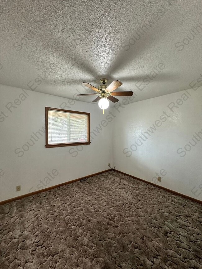 Building Photo - Spacious 3-bedroom 2-bathroom home