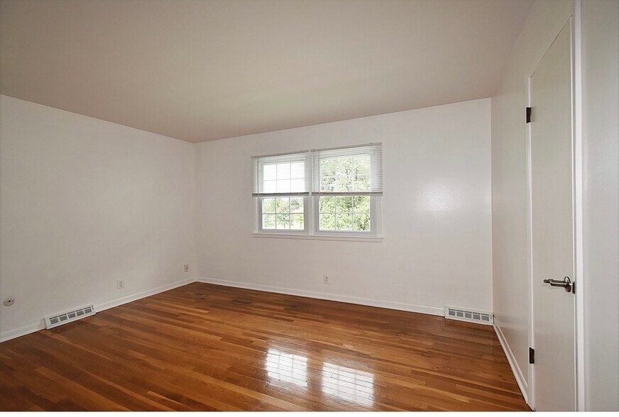 Building Photo - 119 W Swain St
