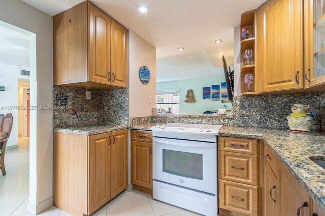 Building Photo - 121 Golden Isles Dr