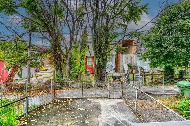 Building Photo - 2204 Ruskin Ave