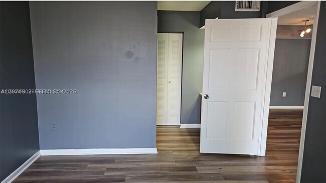 Building Photo - 1715 Village 101 Vlg