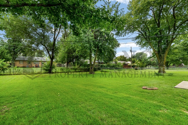 Building Photo - 211 E Meadowlark Rd