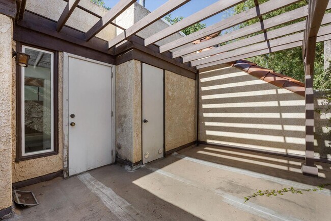 Building Photo - Spacious Condo Near Bakersfield College – Prime Location!