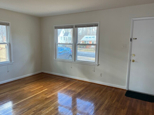 Building Photo - Lovely Split Level Close to Walter Reed, N...