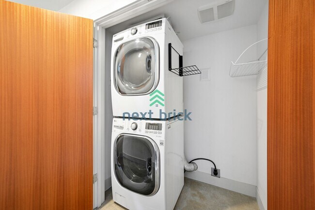 Building Photo - 3 BED & 2 BATH TOWNHOUSE FOR RENT