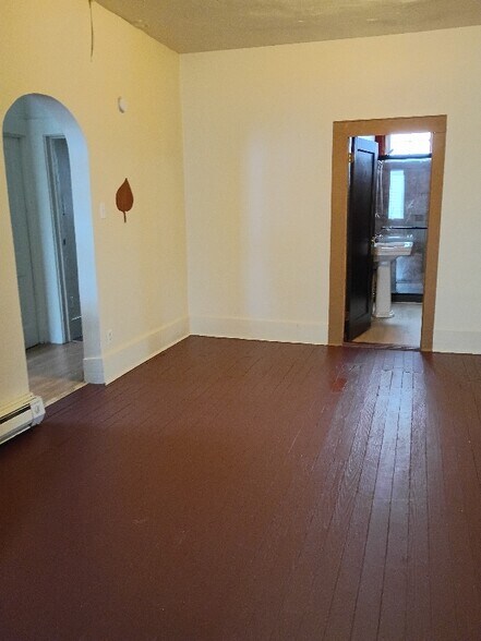 Building Photo - 613 S Ankeny Ave