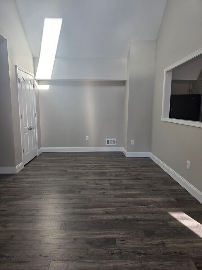 Building Photo - 2nd floor Apartment in Townsend