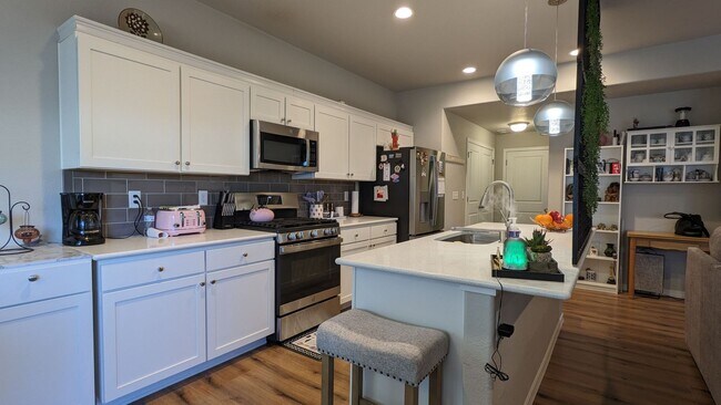 Building Photo - IMMACULATE 4 BED/2.5 BATH CUSTOM BUILT HOME IN SKYLINE RIDGE!