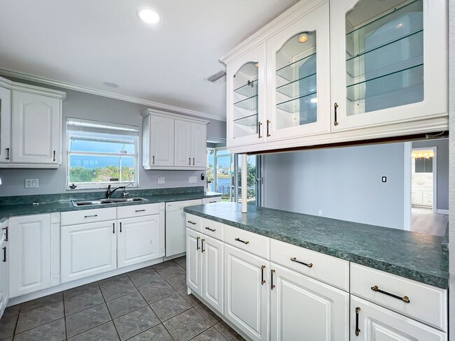 Building Photo - Cape Coral Pool Home with Canal!