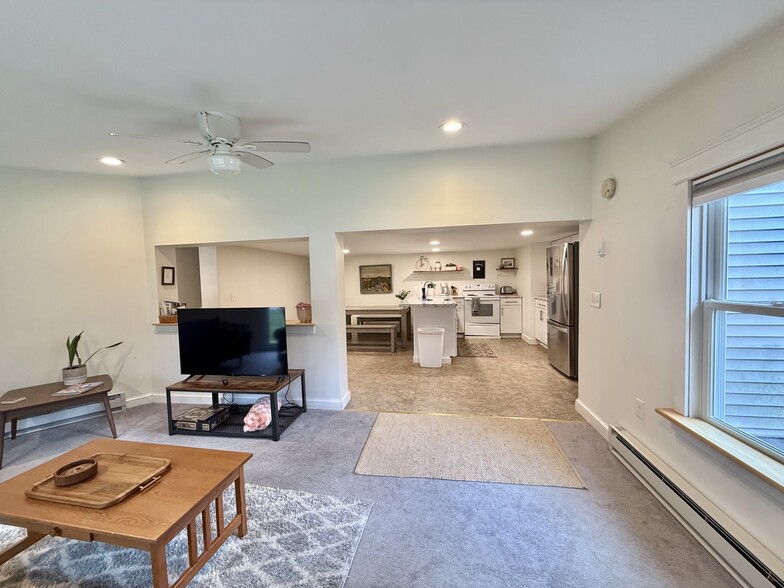 Building Photo - 8 Hanson Dr