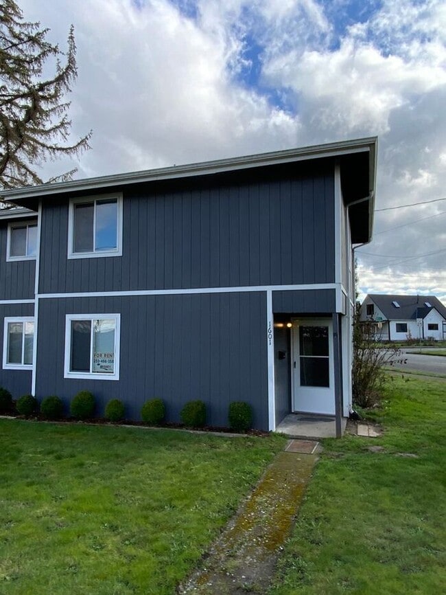 Building Photo - Sumner Townhome Duplex w/ 1 car carpot & N...