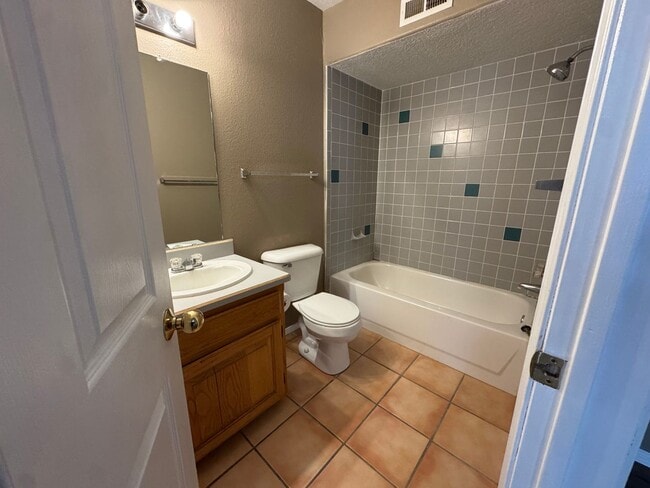 Building Photo - Prime Location University Townhome!