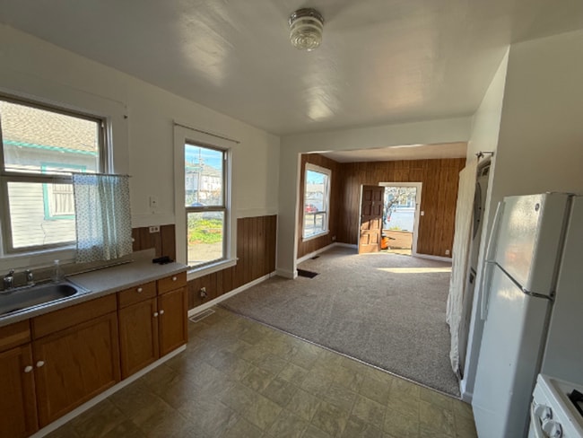 Building Photo - West Side Petaluma Near Down Town  - 2 Bedroom 1 Bathroom