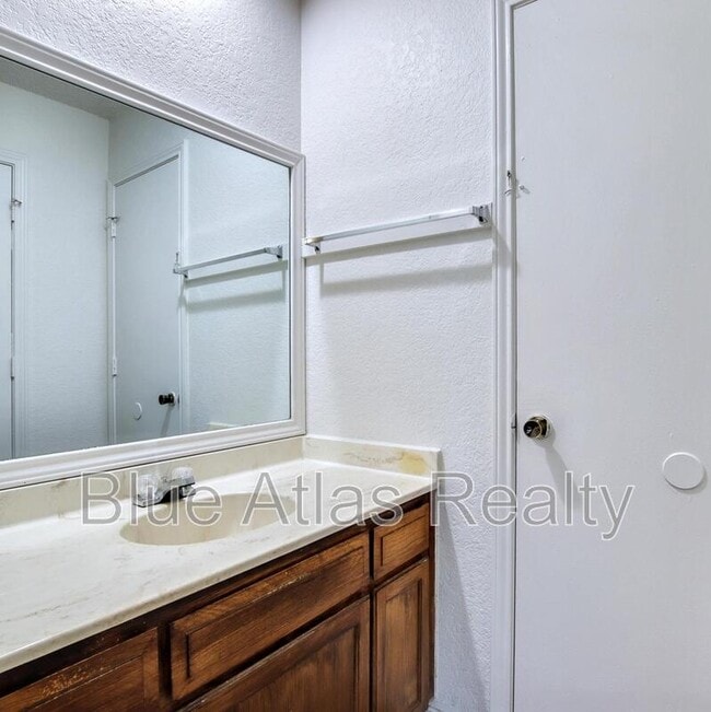 Building Photo - 6857 S Creek Dr