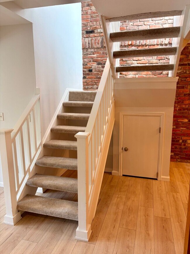 Building Photo - Two Bedroom PLUS Bonus Room on the West End of Pearl Street