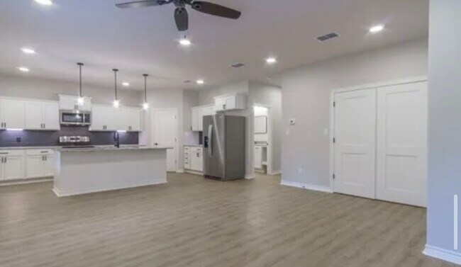 Primary Photo - 2112 Oak Hollow St