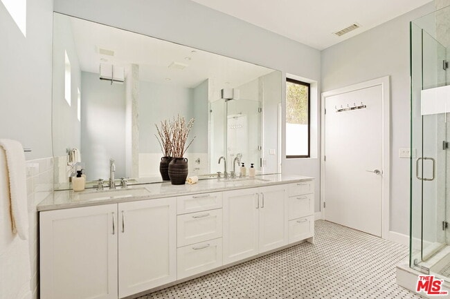 Building Photo - 1023 Superba Ave