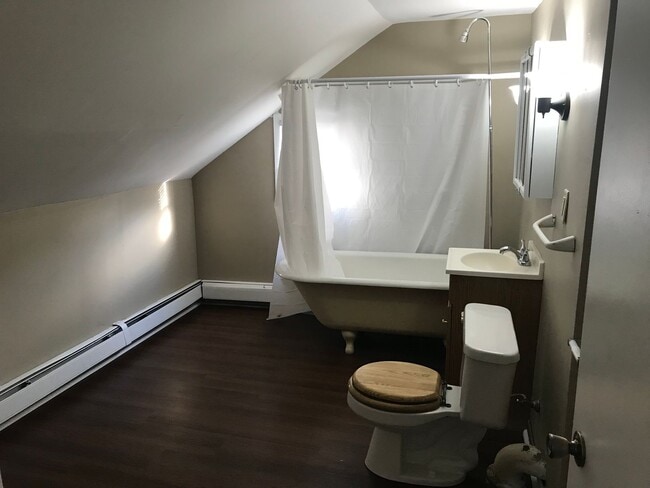 Building Photo - 812 E 7th St