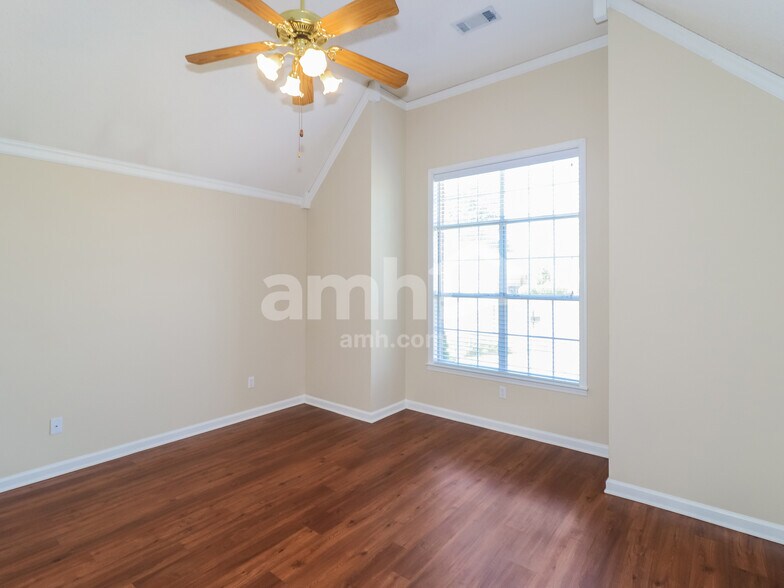 Building Photo - 9997 Woodland Grove Dr