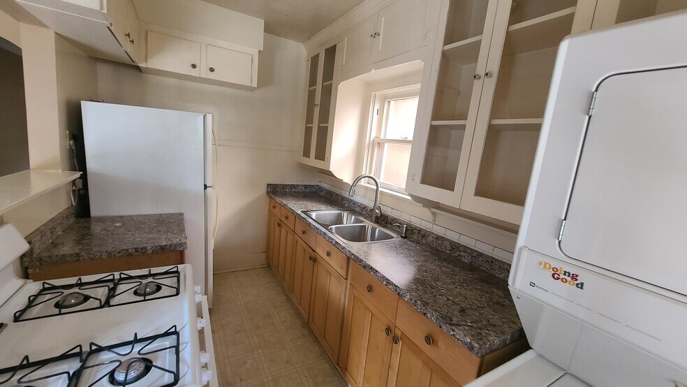 Building Photo - 1610 Castle Ct