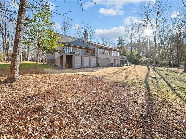 Building Photo - 353 Twin Oaks Dr