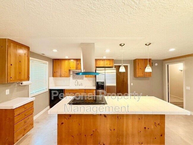 Building Photo - 9411 NE Pinecreek St