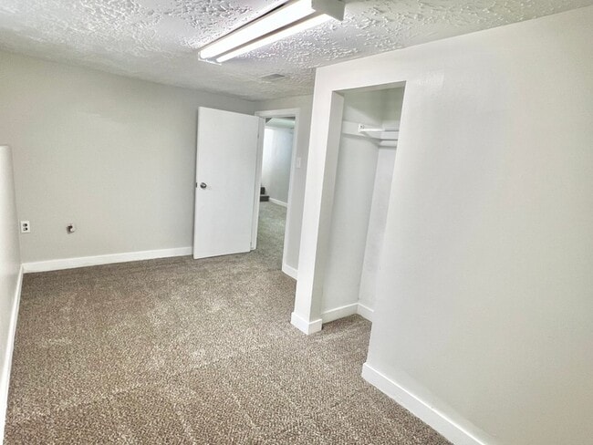 Building Photo - 30 S 400 E
