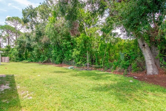 Building Photo - Beautifully Updated 3/2 in Bradenton — Up to One Month Free!