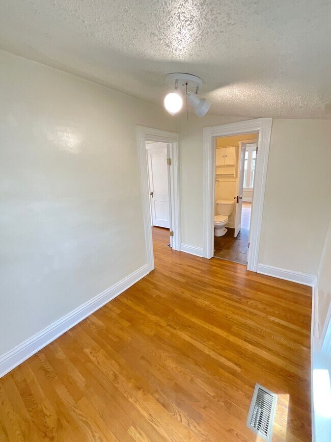 Building Photo - 2 Bedroom Home Available Near Pikes Peak Ave & S Institute St!