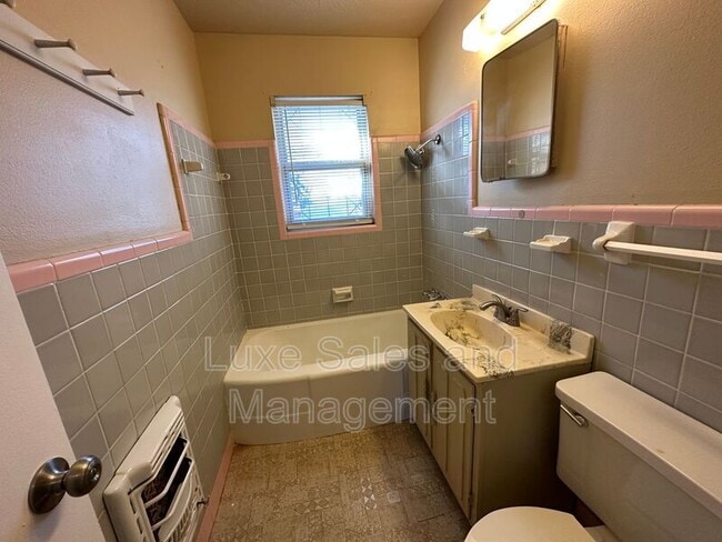 Building Photo - 116 W Rose Dr