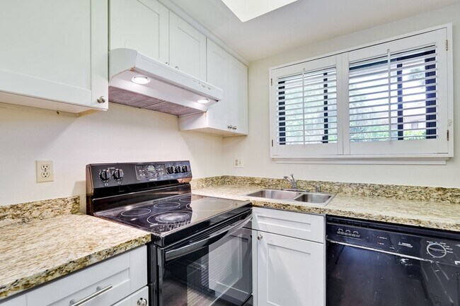 Building Photo - 1st floor corner unit - In Door Laundry- Easy Access to 880 and 237