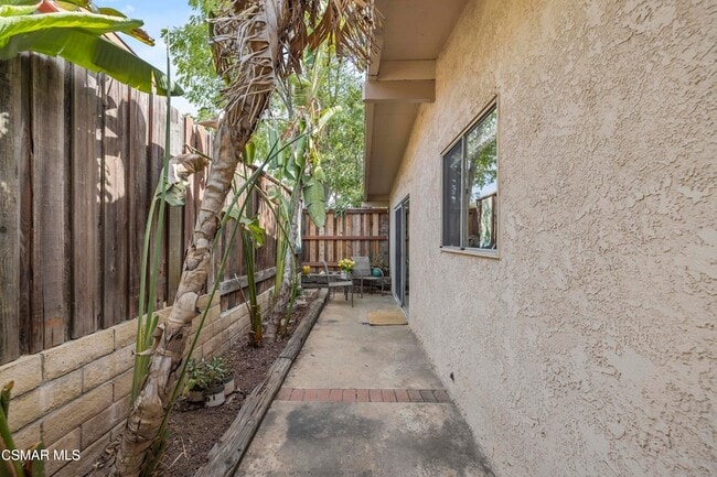 Building Photo - 865 E Hillcrest Dr