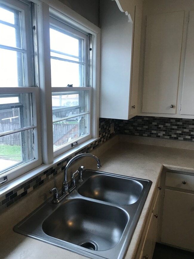 Building Photo - Beautiful 3 bedroom 2 bath + Den/office to...