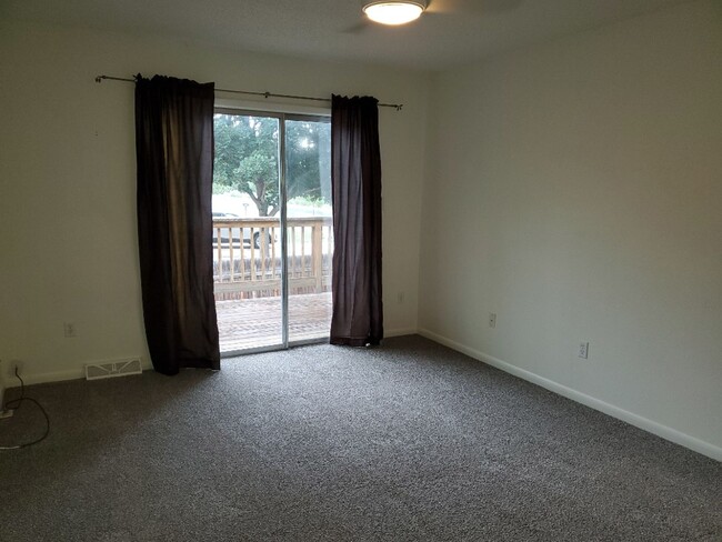 Building Photo - STUDENTS WELCOME! 4 Bed 2 Bath Single Fami...