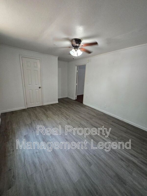 Building Photo - 933 Gillham Rd
