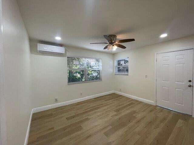 Building Photo - 302 N Tamarind Ave