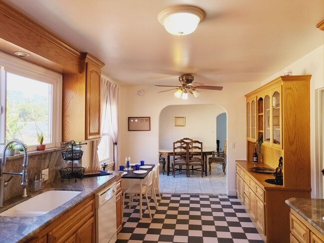 Building Photo - Charming Single Family Home