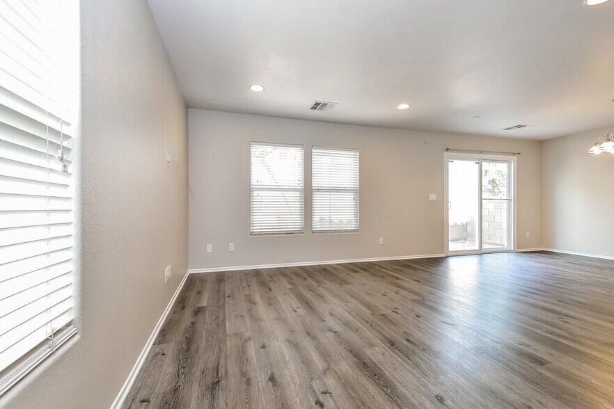 Building Photo - 7921 Point Oaks Ct