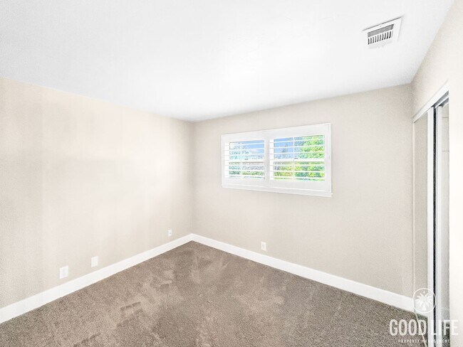 Building Photo - Stunning 4BD/2.5 BA W/ Large Backyard and ...
