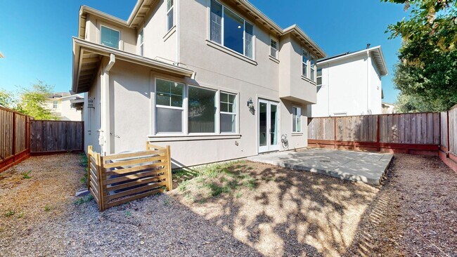 Building Photo - Bright & Beautiful 4 Bedroom 3 Full Bathroom Home!