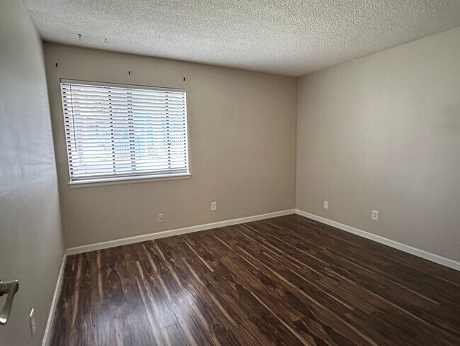 Building Photo - **Leasing Special** Newly renovated 1 Bed/...