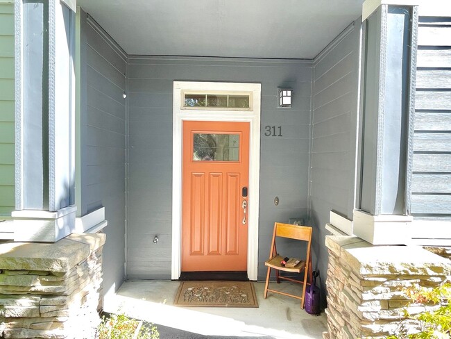 Building Photo - Corner unit townhouse in Piedmont condominium community
