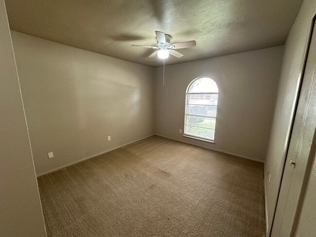 Building Photo - Charming Home With Large Back Yard!
