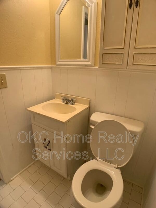 Building Photo - 2808 N Ditmer Rd