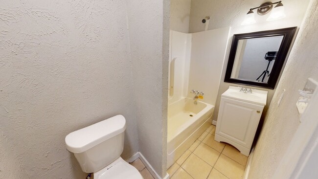 Building Photo - This 3 bed /2 bath in the Broadmoor Community is ready for you!