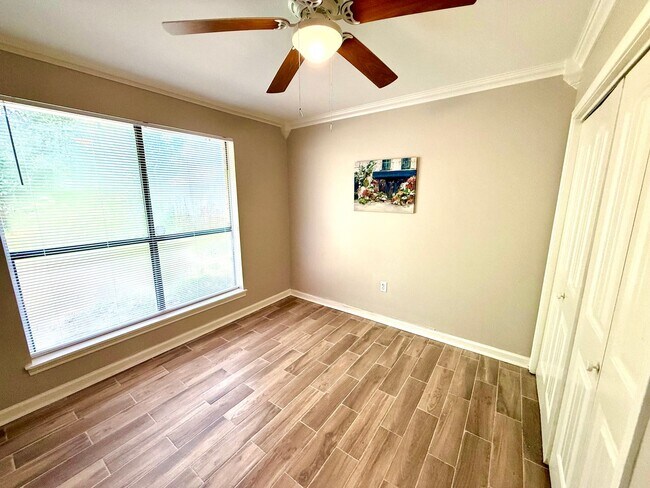 Building Photo - Stylish, Spacious & In a Prime Baton Rouge...