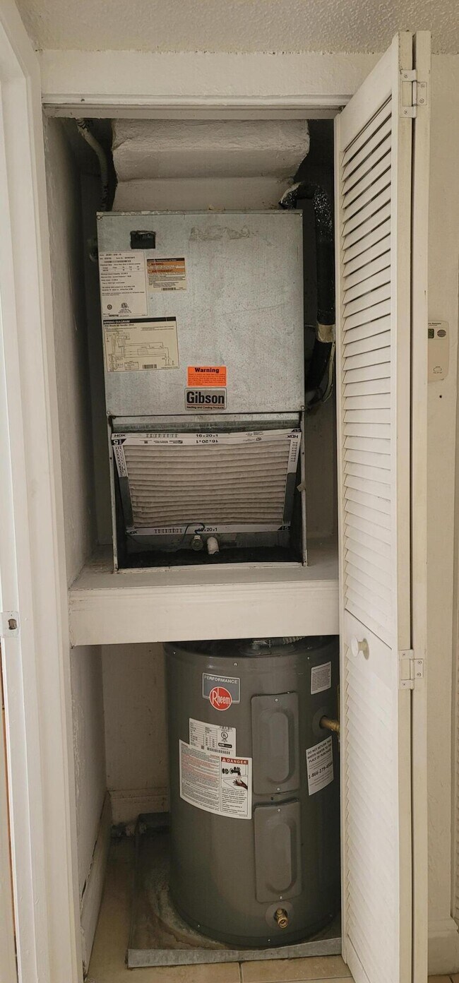 Building Photo - 1523 Lake Crystal Dr