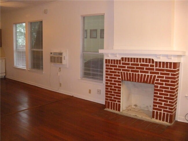 Building Photo - 1607 Palma Plaza
