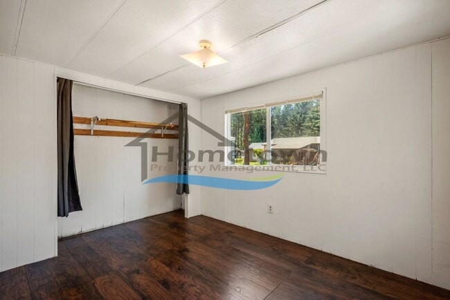 Building Photo - 2 Bedroom 1 Bath Home Available in Sagle's...